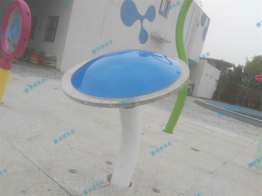 不明飛行物戲水小品